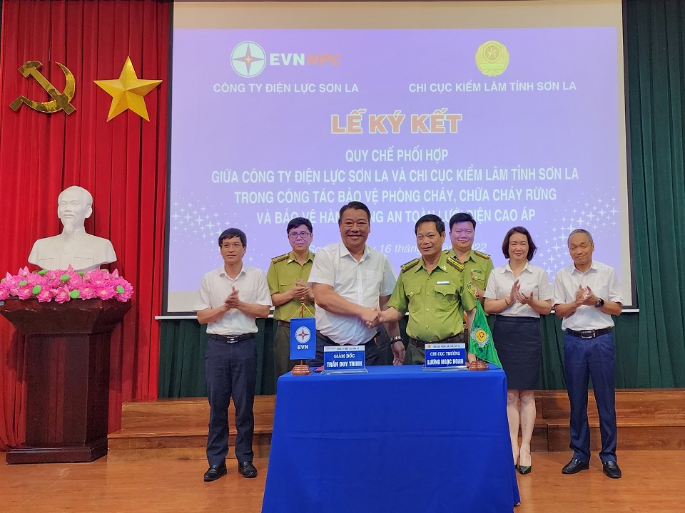 Ký kết Quy chế phối hợp trong công tác bảo vệ rừng, PCCCR và bảo vệ an toàn hành lang lưới điện cao áp